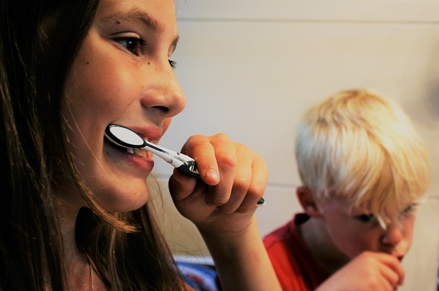 איך מעודדים ילדים לצחצח שיניים